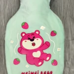 Bolsa térmica de 350 ml en color menta con diseño de oso rosa y fresas, ideal para aliviar cólicos y dolores musculares con calor húmedo.