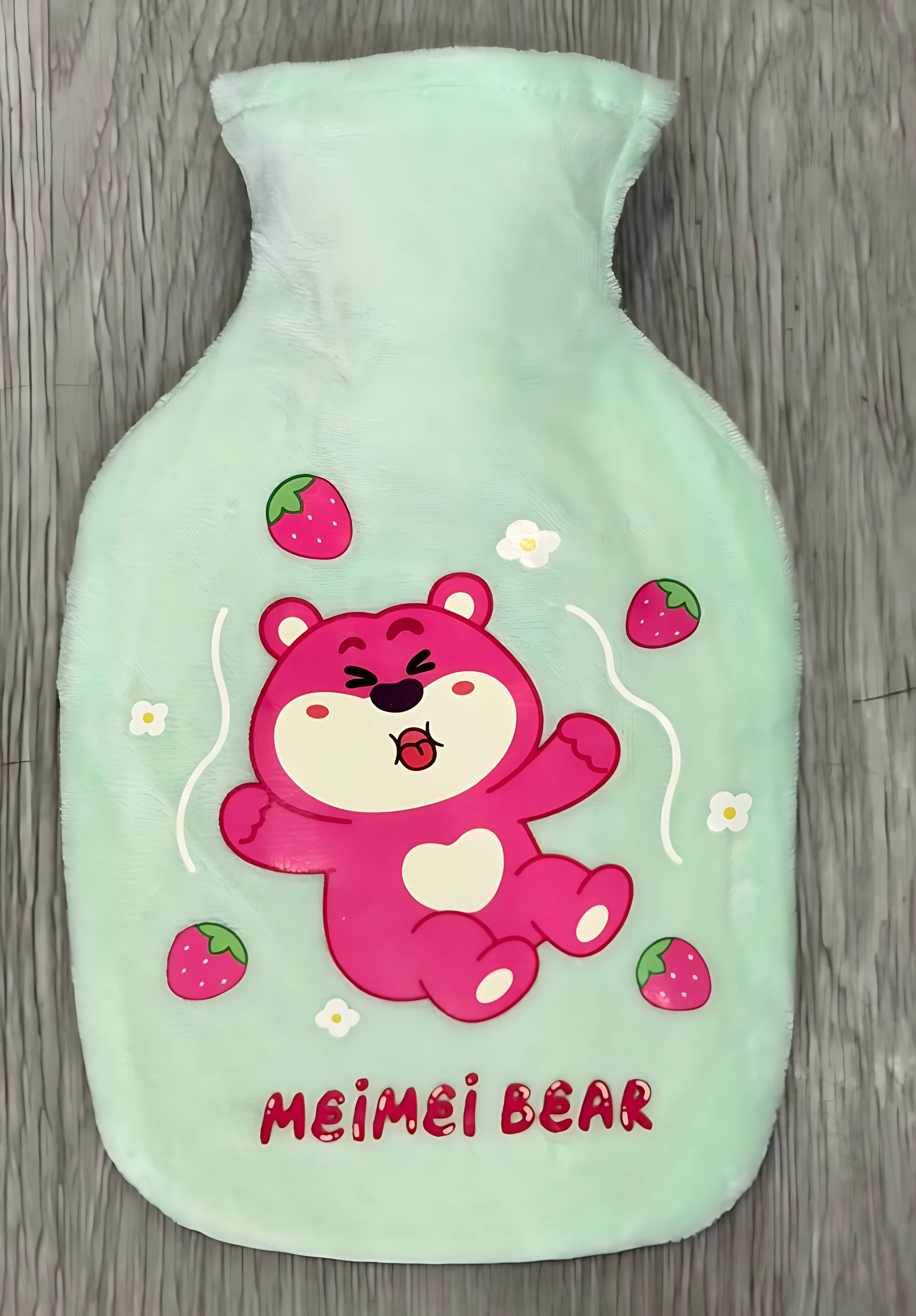 Bolsa térmica de 350 ml en color menta con diseño de oso rosa y fresas, ideal para aliviar cólicos y dolores musculares con calor húmedo.