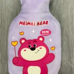 Bolsa térmica de 350 ml en color lila con estampado de oso rosa sonriente, ideal para aliviar cólicos menstruales y dolores musculares con calor húmedo.