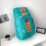 Mochila camping en color turquesa con detalles naranjas y morados, diseño ergonómico y múltiples compartimentos visibles.