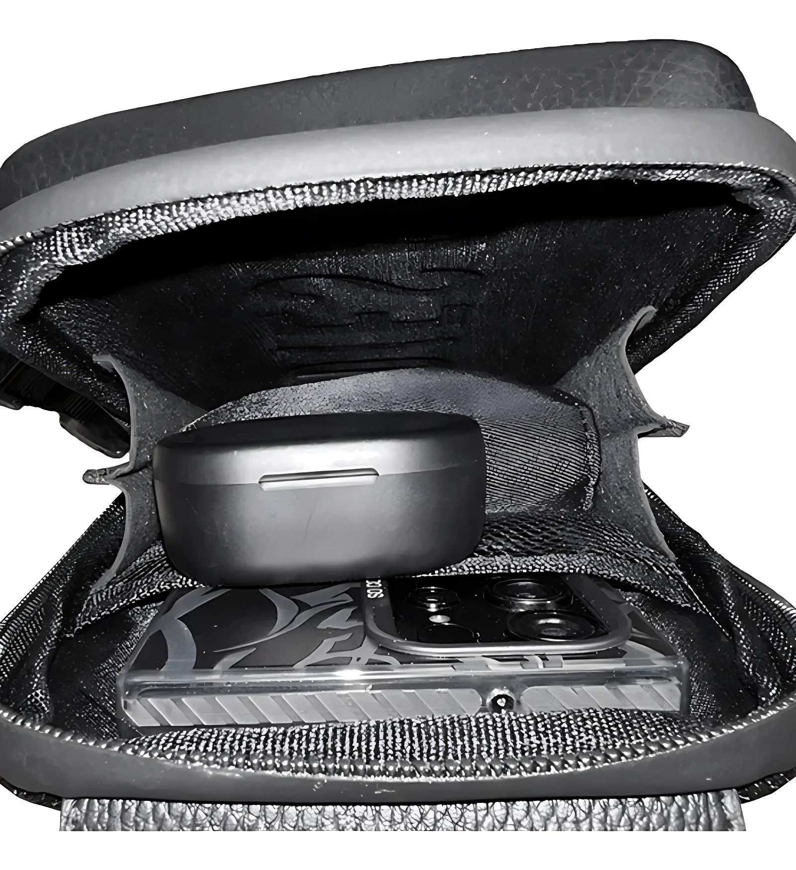 Bolso cruzado hombre cuero sintético negro abierto mostrando estuche de audífonos y teléfono móvil dentro de compartimento acolchado.
