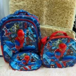 Mochila escolar de niño con temática de Spiderman, incluye lonchera y cartuchera, todo en tonos azules y rojos sobre fondo blanco.