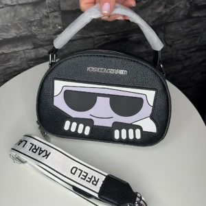 Bolso crossbody KARL LAGERFELD con gafas de sol - Complementa tu outfit urbano con estilo icónico