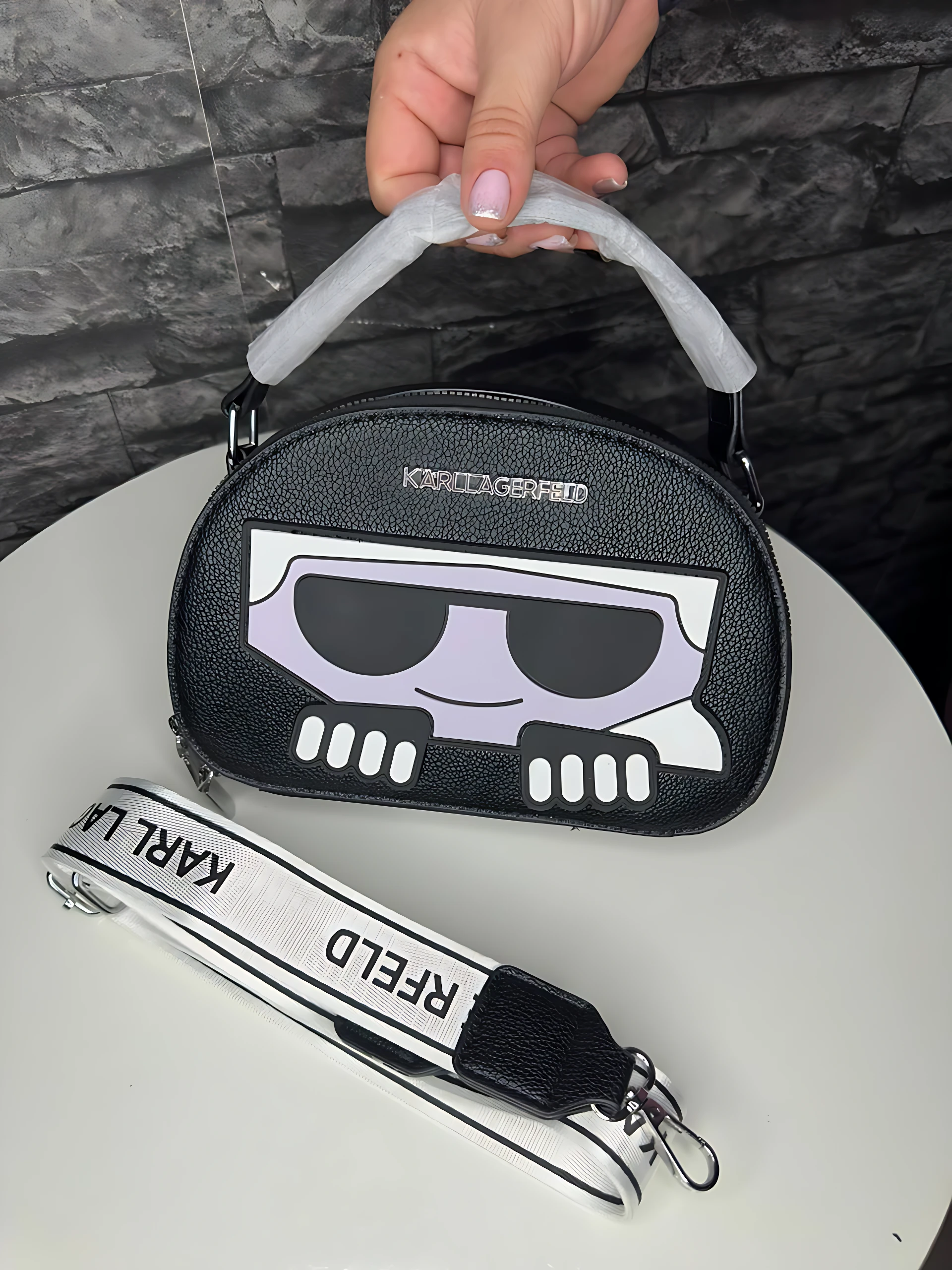 Bolso crossbody KARL LAGERFELD con gafas de sol - Complementa tu outfit urbano con estilo icónico