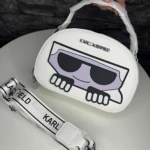 Bolso crossbody KARL LAGERFELD con gafas de sol - Complementa tu outfit urbano con estilo icónico - Imagen 3
