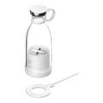 Licuadora portátil blanca de 350 ml con tapa metálica, base motorizada y accesorio de carga inalámbrica visible.