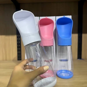 Botella bebedero portátil con depósito integrado, en tres colores: blanco, rosa y azul. Diseño ergonómico para hidratación de mascotas en viajes.