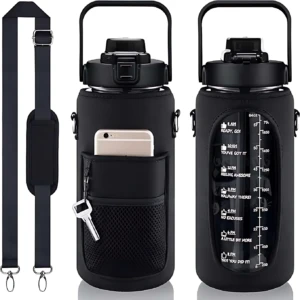 Botellón negro de 2 litros con asa, bolsillo lateral para celular y llave, y cinta de transporte incluida.