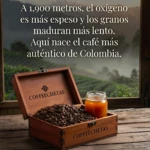 Caja de madera abierta con granos de café tostado y frasco de miel, sobre mesa rústica frente a paisaje montañoso; texto sobre altura de cultivo y autenticidad colombiana.