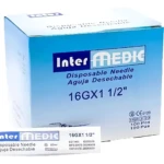 Caja azul de 100 agujas esterilizadas Intermedic modelo 16GX1 de 1/2 pulgada, con etiqueta frontal y aguja individual visible al lado.