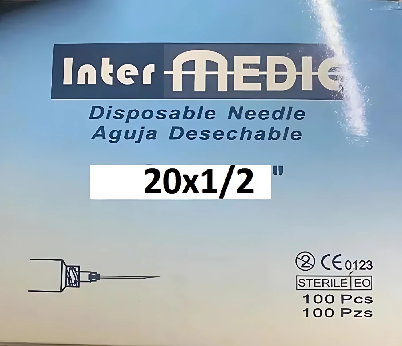 Caja de 100 agujas esterilizadas Intermedic, modelo 20x1/2, para uso veterinario. Incluye de la aguja y detalles de empaque.