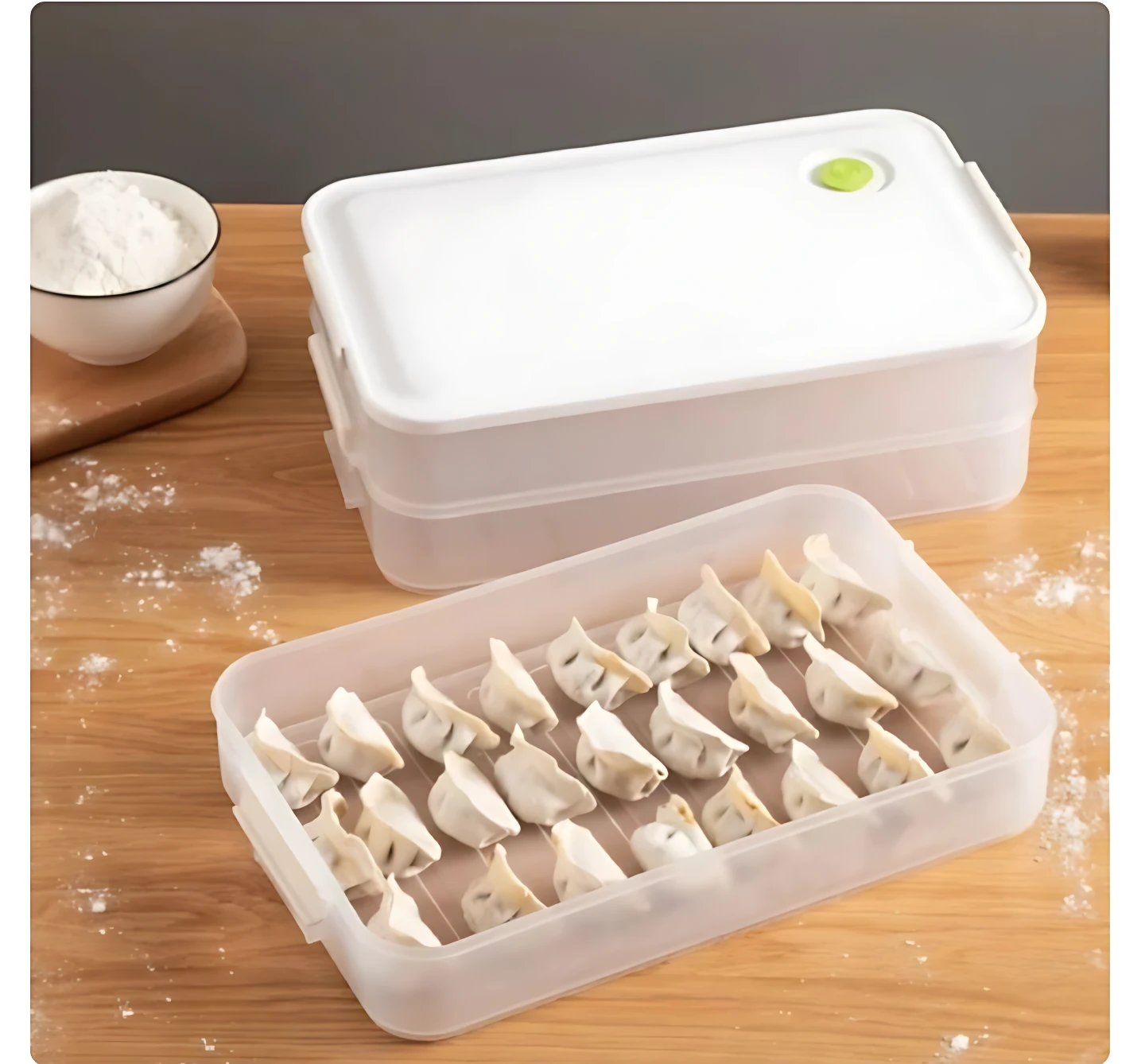 Caja de almacenamiento para congelador con tapa blanca y cierre verde, mostrando su interior con galletas dispuestas en filas sobre superficie de madera.