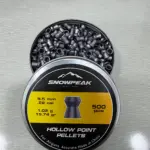 Caja metálica abierta con 500 diabolos de 5.5 mm, punta hueca, color negro, marca Snowpeak, sobre superficie gris.