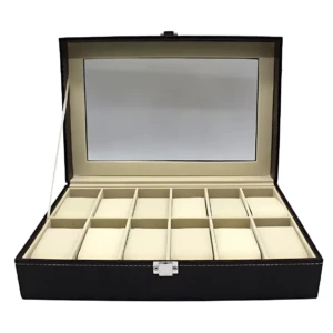 Caja organizadora de relojes negra con cristal superior, interior beige con 12 compartimentos individuales y cierre metálico frontal.