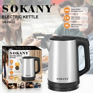 Hervidor eléctrico Sokany SK-09022 de acero inoxidable con mango negro, base giratoria y capacidad de 2.3 litros, mostrado junto a su caja y personas compartiendo café en fondo desenfocado.