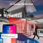 Cámara de vigilancia 4G con panel solar montada en fachada moderna, detectando movimiento humano frente a casa con piscina; pantalla del móvil muestra notificación de detección frontal.