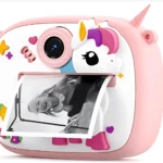 Cámara instantánea rosa con diseño de unicornio, mostrando impresa en salida frontal.