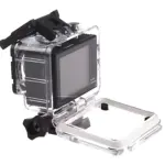 Cámara deportiva impermeable en carcasa transparente con tapa abierta, montada en soporte negro, mostrando pantalla frontal y detalles de construcción para uso acuático.