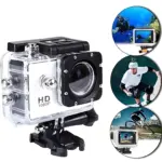 Cámara deportiva sumergible 1080P con pantalla LCD, carcasa transparente y montaje negro, mostrando uso en buceo, skate y ciclismo.