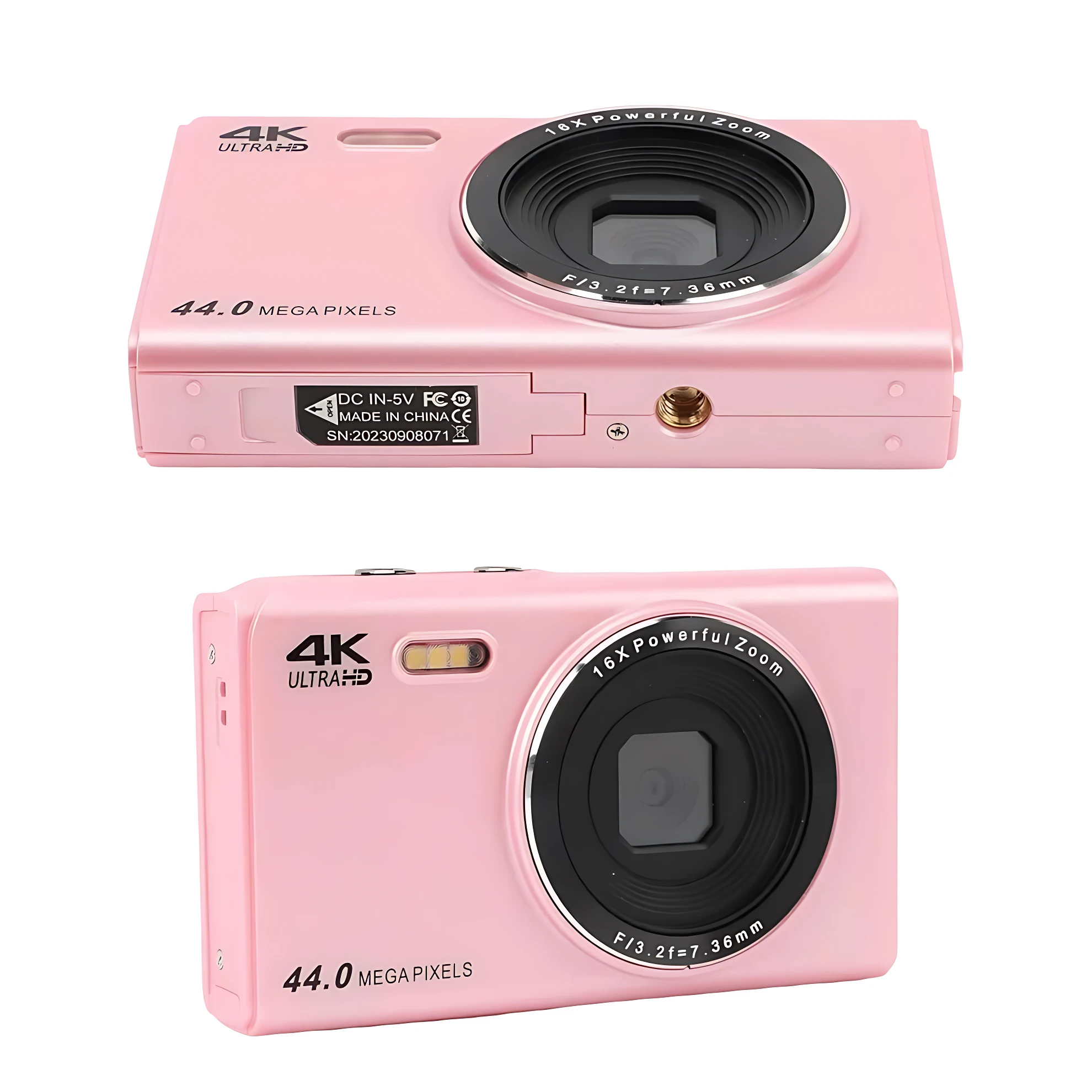 Cámara digital rosa con lente grande, detalles en frontal y trasero, incluye etiqueta de especificaciones técnicas.