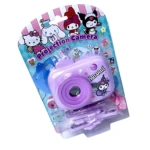Cámara proyector infantil en color lila, con diseño de personajes Sanrio y accesorios incluidos en su empaque original.