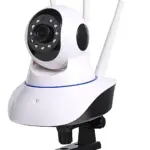 Cámara de seguridad blanca con tres antenas externas, lente central rodeada de LEDs infrarrojos y base de montaje negra, diseñada para vigilancia remota.