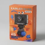 Caja naranja del dashcam KARLER BASS KR-MC100, modelo Full HD 1080P para motociclistas, con cámara negra montada en soporte azul y detalles gráficos de manos y rayos.