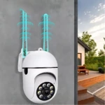 Cámara de seguridad blanca con antenas azules y luces infrarrojas, montada en pared gris, mostrando visión nocturna y conexión wifi.