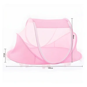 Manta de malla rosa para bebé con medidas de 109 cm de ancho y 46 cm de altura, diseñada para proteger de insectos con ventilación total.