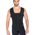 Hombre usando camisilla de neopreno negro con broches ajustables en el frente, vista frontal completa sobre fondo blanco.