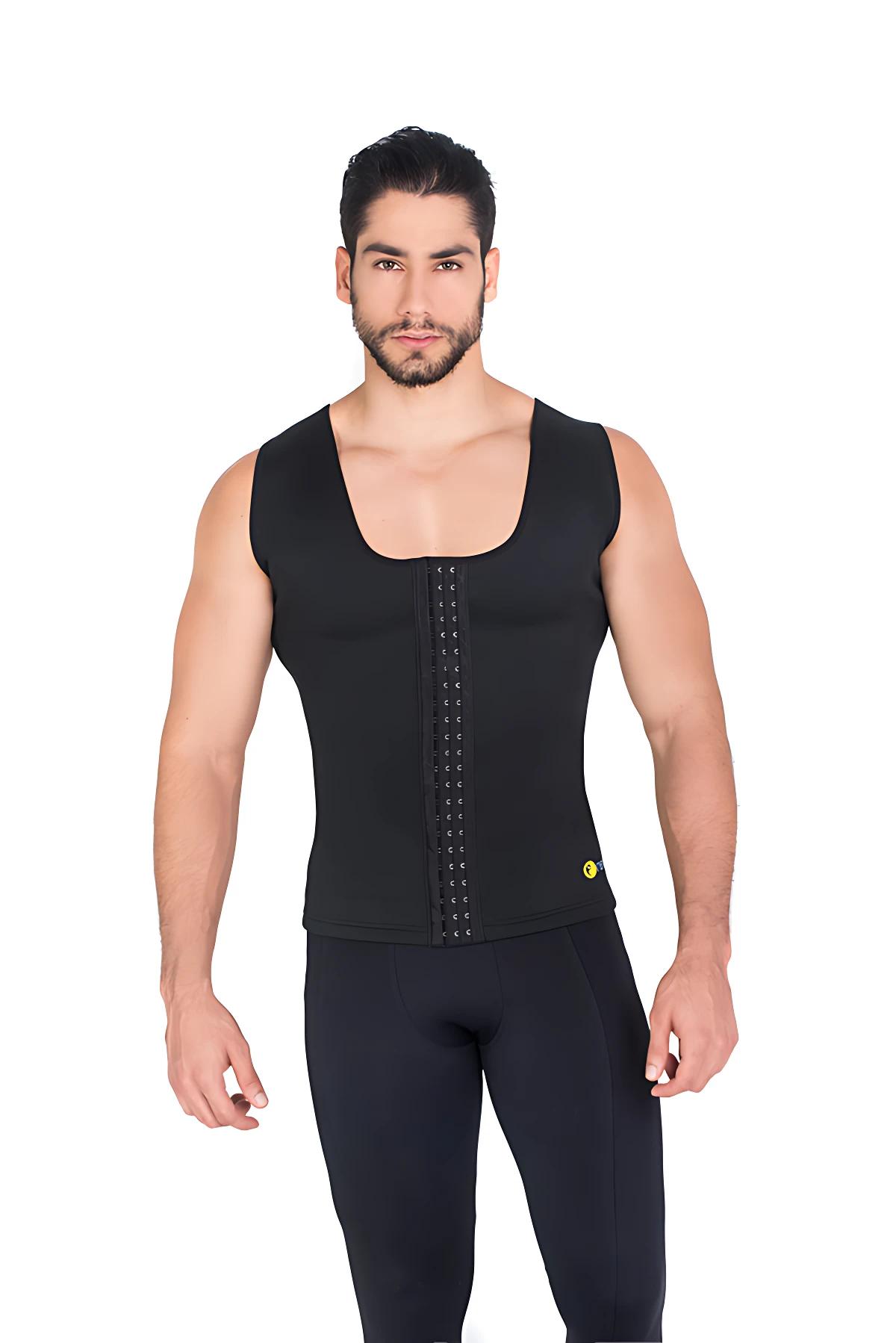 Hombre usando camisilla de neopreno negro con broches ajustables en el frente, vista frontal completa sobre fondo blanco.