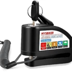 Candado de disco negro con alarma integrada, cable enrollado y llave visible, diseñado para proteger motocicletas.