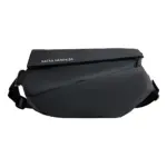 Mochila de pecho negra con cierre frontal y logo visible, diseñada para uso antirrobo y resistente al agua.
