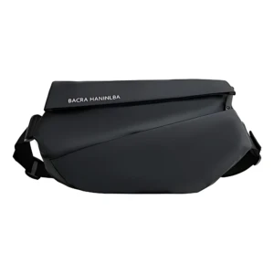 Mochila de pecho negra con cierre frontal y logo visible, diseñada para uso antirrobo y resistente al agua.