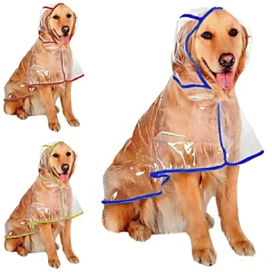 Tres perros con capuchas transparentes de lluvia, bordadas en rojo, azul y verde, mostrando el diseño ajustado y la visibilidad total del animal.