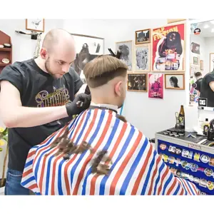 Capa Impermeable para Peluquería y Barbería - Protege la ropa durante el corte