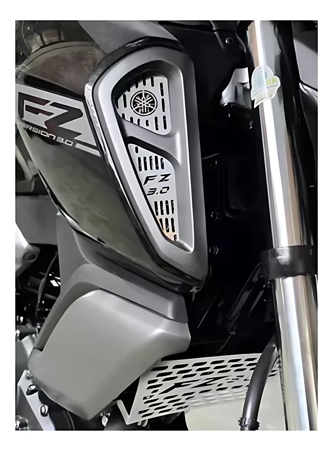 Carenado FZ3.0 en acero inoxidable, con diseño aerodinámico y protección contra golpes y óxido para tanque de moto Yamaha.