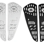 Dos tapas de tanque en acero inoxidable para Yamaha FZ 3.0, disponibles en blanco y negro, con logotipo de la marca y diseño perforado para ventilación.