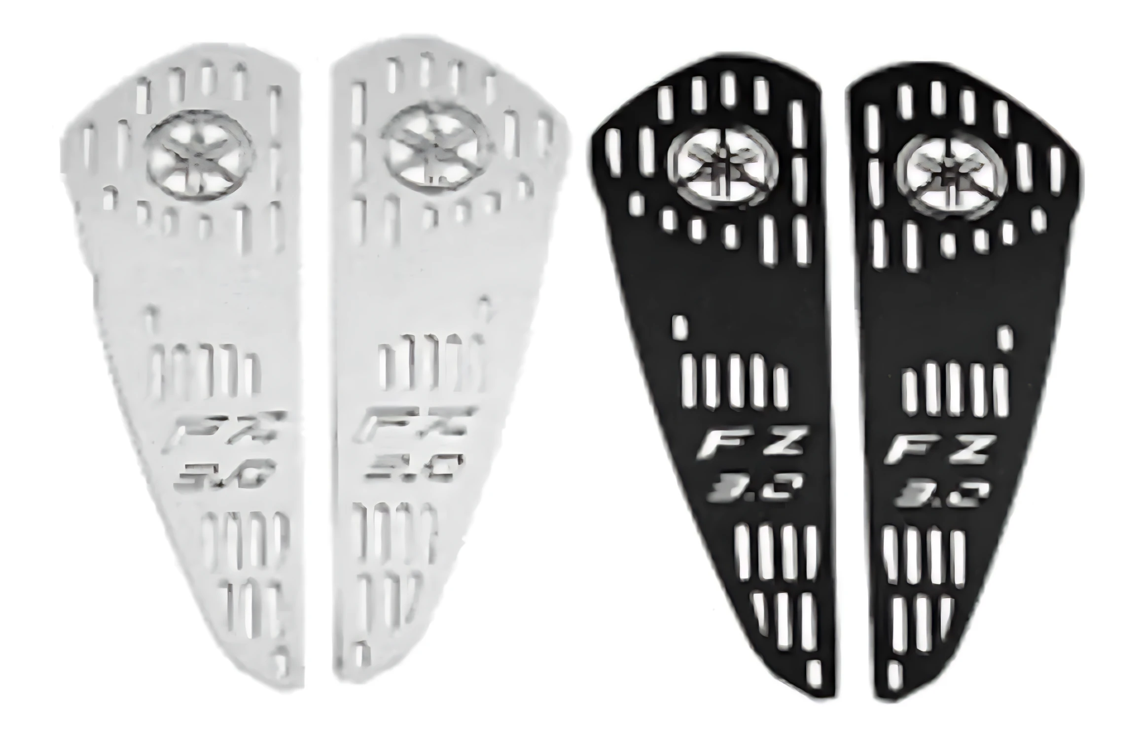 Dos tapas de tanque en acero inoxidable para Yamaha FZ 3.0, disponibles en blanco y negro, con logotipo de la marca y diseño perforado para ventilación.