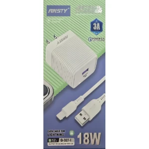 Cargador Ansty 18W blanco con cable Lightning, sobre fondo verde y azul, mostrando enchufe, puerto USB y cable enrollado.