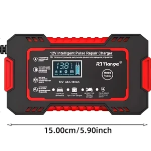 Cargador inteligente de batería de 12V con reparación por pulsos, color negro con detalles rojos, pantalla digital y medidas 15x8.5 cm.