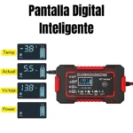 Cargador inteligente de batería de 12V con pantalla digital que muestra temperatura, amperaje, voltaje y potencia; carcasa negra con detalles rojos y cable incluido.