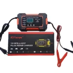 Cargador inteligente de batería de 12V con reparación por pulsos, caja negra con detalles rojos y accesorios incluidos: cables, pinzas y adaptador.