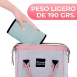 Cargador fular ergonómico para bebés en color gris claro con detalles rosa, mostrando su ligereza al ser colocado dentro de una bolsa de transporte.