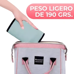 Cargador fular ergonómico para bebés en color gris claro con detalles rosa, mostrando su ligereza al ser colocado dentro de una bolsa de transporte.