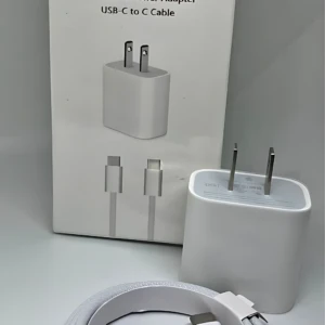 Cargador USB-C de 35W con cable trenzado blanco, mostrando adaptador y cable enrollado junto a su empaque original.