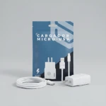 Pack de cargador USB 2.0A con cable micro-USB, incluye adaptador de pared y cable enrollado, sobre fondo gris claro.