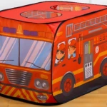 Carpa inflable de bomberos en color rojo con detalles amarillos, ventanas transparentes y diseño de camión con personajes infantiles.