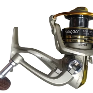 Carrete de pesca spinning Saigao, cuerpo metálico color gris con detalles dorados, mango de madera y sistema Line Roller visible en la parte superior.