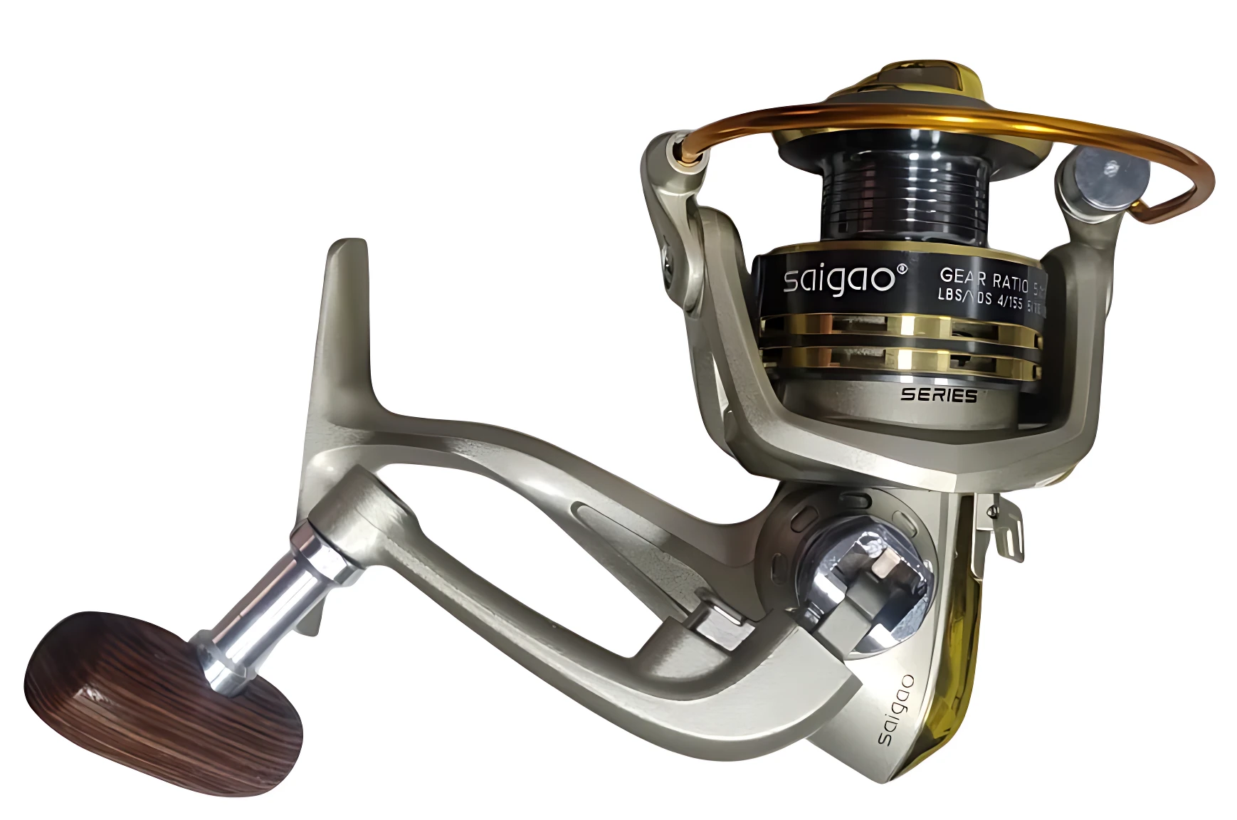 Carrete de pesca spinning Saigao, cuerpo metálico color gris con detalles dorados, mango de madera y sistema Line Roller visible en la parte superior.